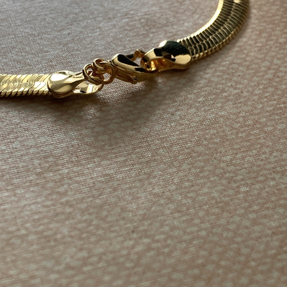 Avon Vintage Herringbone Flat GoldTone 18 inch Necklace
| NIB N6 - Picture 5 of 11